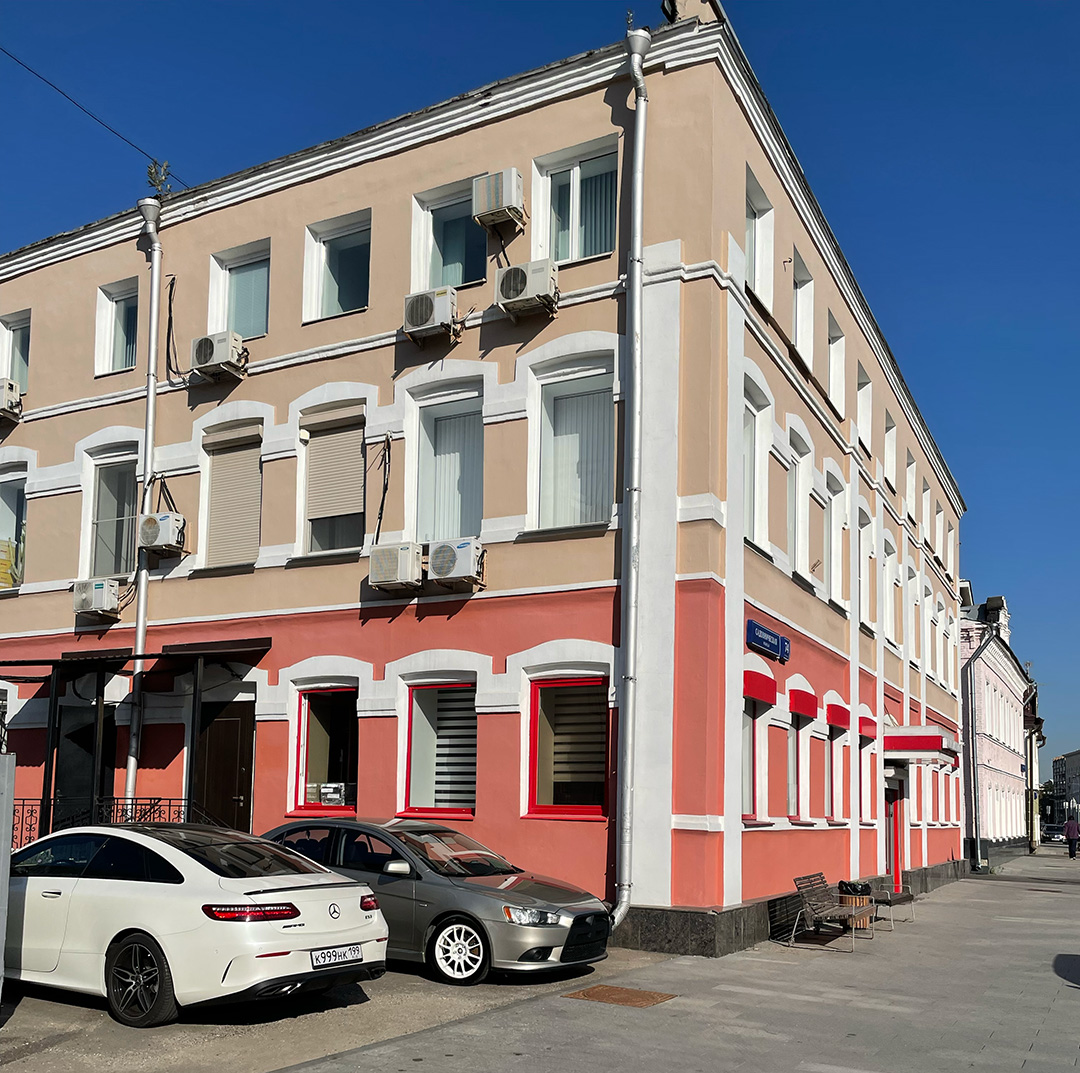 Вход в офис с левой стороны здания